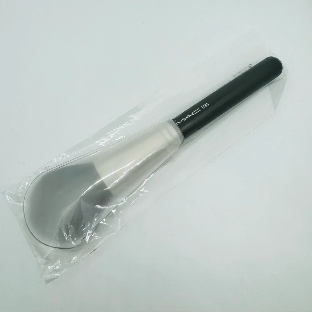 150S Mac Cosmetics Synthetic Large Powder Brush Brand New in Package Authentic